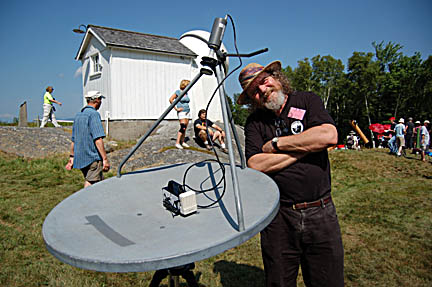 Photo by Andy Poniros
Bob Carruthers at Stellafane with his raido telescope in 2006.
