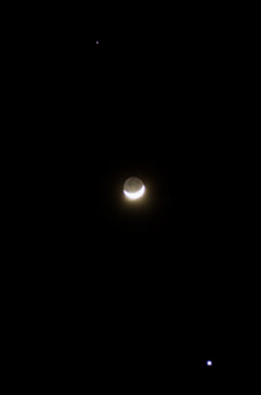 Photo by Leo Taylor
June 18, 2007 - Conjuction of Saturn, the moon, and Venus.
The planets are just 8 degrees apart. Ten images taken with a 70mm lens, attached to a Pentax K100D DSLR.
