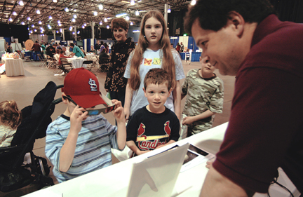 Photo by Alan Chaniewski - CPTV Family Science Expo, April 27-30, 2006
President Greg Barker helps Science Expo participants look at the sun in 3-D!

