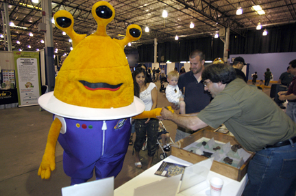 Photo by Alan Chaniewski - CPTV Family Science Expo, April 27-30, 2006
Al "Meteorman" Washburn" tries to positively identify alien space rocks from a 3-eyed friend. 





