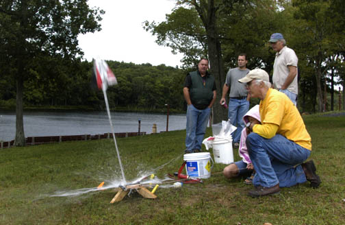 Photo by Alan Chaniewski
Marty Conners handles the "Bottle rocket " launches with his new and inproved version. You had better patten that one Marty!!
