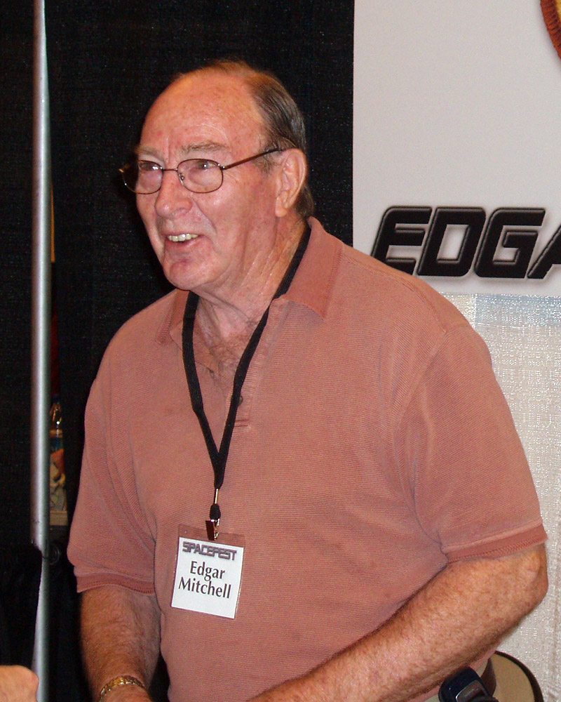 Photo by Rich Bohner
This is Edgar Mitchell at "Space Fest"
in Mesa, Arizona on August 17th, 2007.
