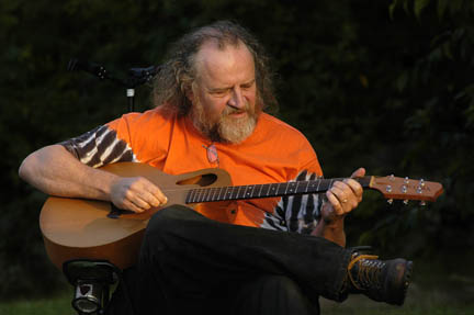 Photo by Alan Chaniewski
Bob Carruthers playing his guitar on the first day of CSP16
