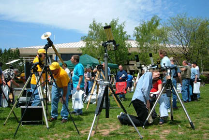 Photos taken by Eleanor Andujar at Neaf 2006
Hundreds of people attended the Rockland Astronomy Club's 3rd annual Solar Party during NEAF 2006
