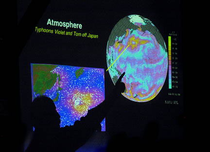 Photo by Alan Chaniewski
Dr. Randi Wessen points out hot spots on a projected image of of world during his talk.

