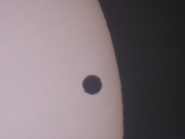 Photo by Walt Kupson
Celestron 4.5" reflector, Baader solar filter Canon S30 3.2 megapixel camera
