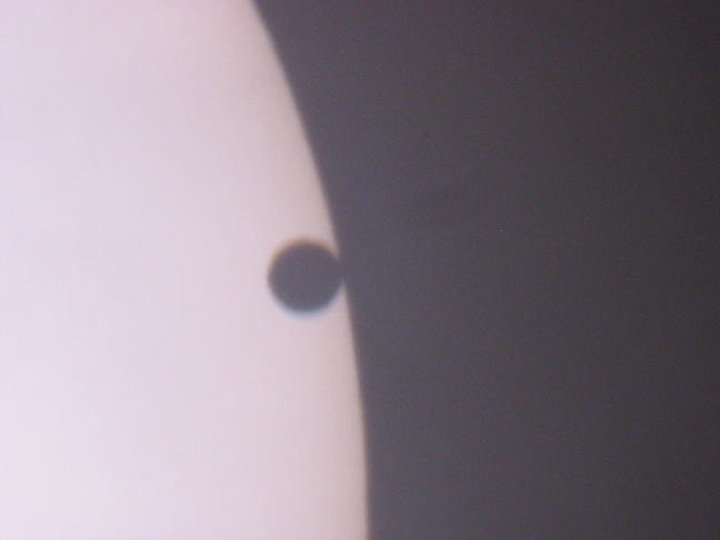 Photo by Walt Kupson
Celestron 4.5" reflector, Baader solar filter Canon S30 3.2 megapixel camera


