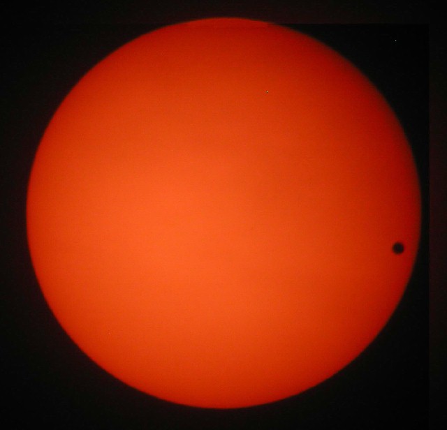  Venus Transit 6/8/2004 by Leo Taylor
:40 EST, Orion ST-80, CoolPix 850, Scopetronix 16mm, Orion glass filter

