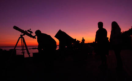 Photo by Alan Chaniewski
The first of over 250 people look through ASNH members scopes and binoculars to enjoy the moon, and a spectacular sunset at the Madison Surf Club. This was during the 14th annual Madison Moonwalk.
