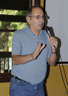 Photo by Alan Chaniewski
David Levy giving his lecture.
